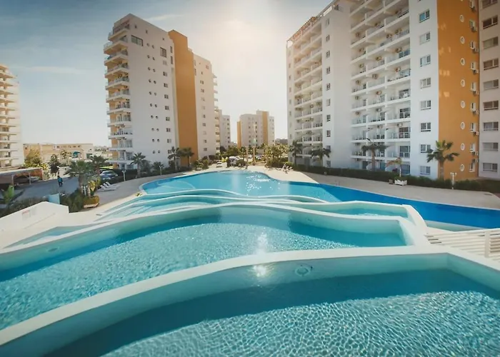 Pool View With Facilities Apartment Larnaka