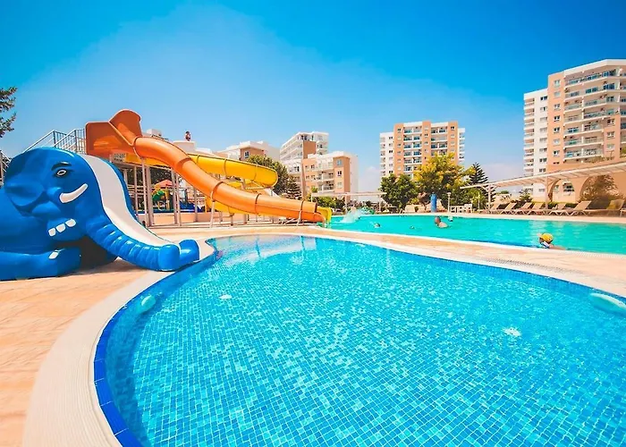 Pool View With Facilities Apartment Larnaka