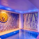 Pool View With Facilities Apartament