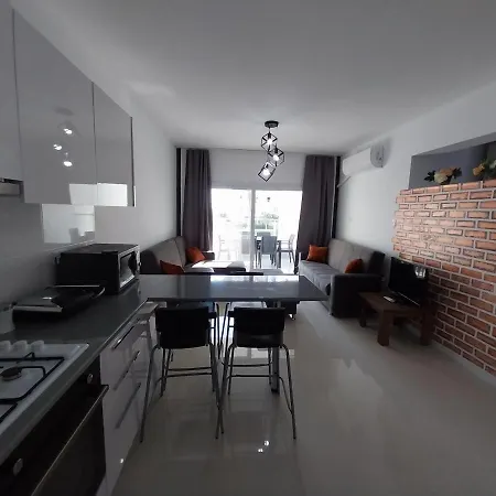 Pool View With Facilities Larnaca