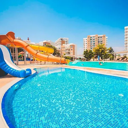 Pool View With Facilities Apartment Larnaca