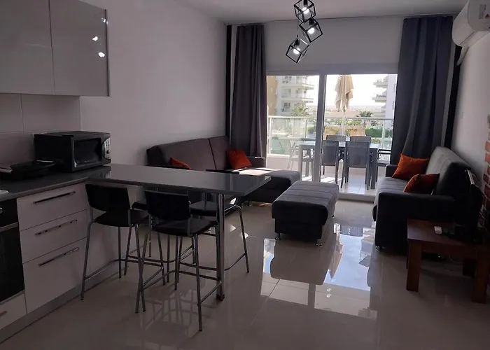 Pool View With Facilities Larnaca