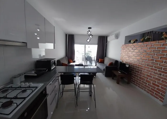 Pool View With Facilities Larnaca